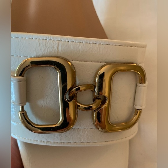 NWOT Unbranded White Sandals Buckle Embellished Open-Toe Low Block Heel; Size 41 - Picture 3 of 10
